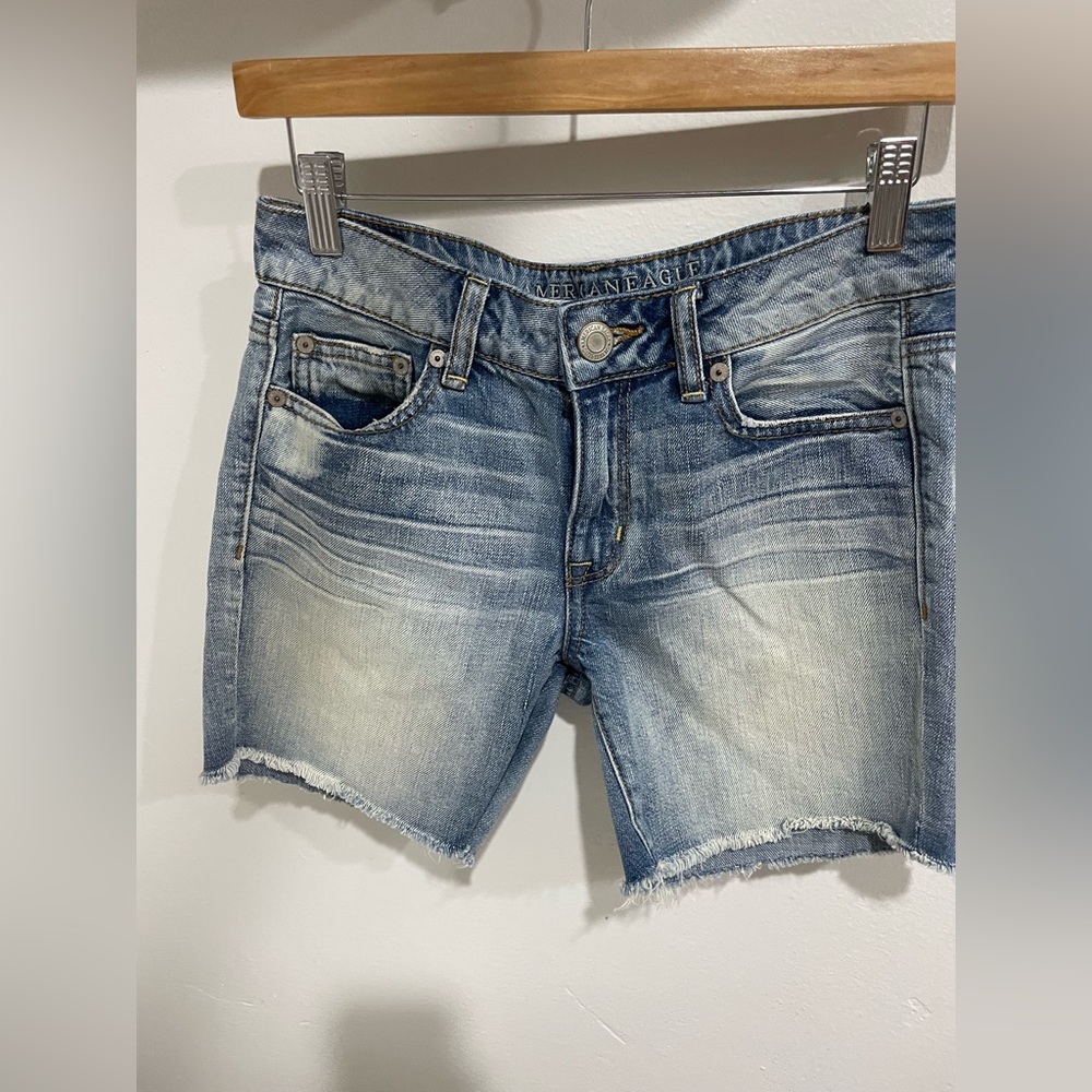 American Eagle boy midi shorts EUC light wash size 0